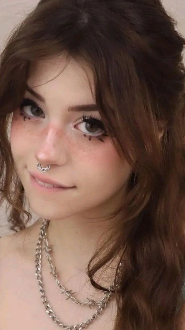 hannah owo looking playful